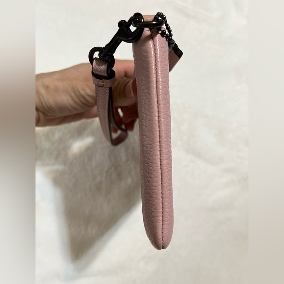 Like new Coach Large Pouch pebbled leather wristlet blush pink - Picture 5 of 11